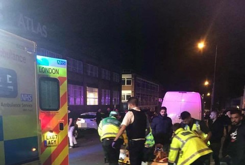 Pri mešite vrazilo auto do chodcov. Niekoľko ľudí je zranených