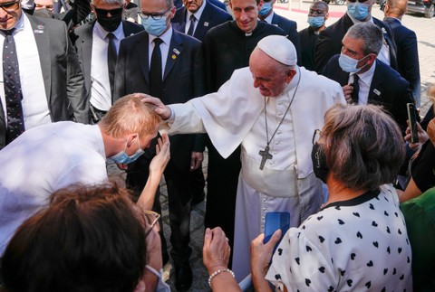 Pápež František pred Dómom sv. Martina s veriacimi