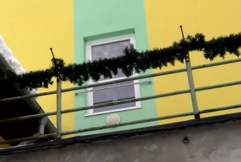 V domove sociálnych služieb mal znásilniť klientku, pred rokmi nevlastnú dcéru. Obvinený muž sa postavil pred sudcu