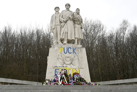 Poškodený pamätník na Dargove 3