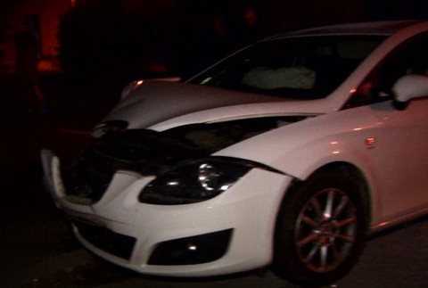 Sadol za volant a demoloval autá rad za radom. Na pomoc mu prišli obyvatelia sídliska