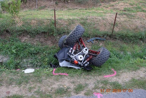 Vodič bez prilby skončil po nehode zakliesnený pod štvorkolkou