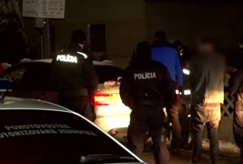 Zaujímavá trojica v aute s drogami.