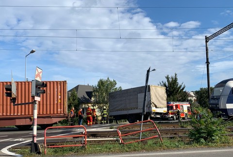 Vlak zachytil na železničnom priecestí v Bratislave náves nákladiaku