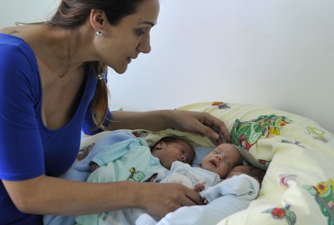 Mamička si odniesla z pôrodnice trojičky