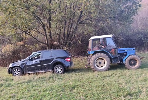 Kuriózna nehoda: Auto sa rútilo samé dole zjazdovkou, 17-ročné dievča skončilo v nemocnici