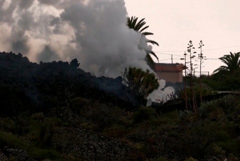 Láva prechádzala vo dvoch prúdoch cez prevažne neobývanú oblasť.