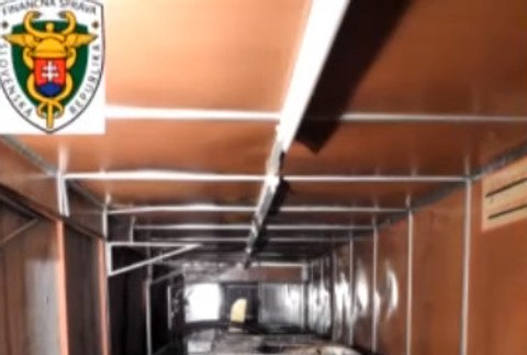 Polícia  zaistila až 26 tisíc litrov minerálneho oleja 