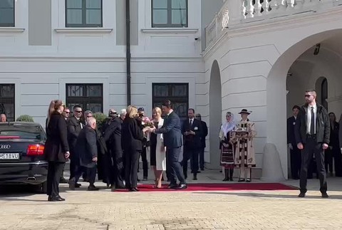 [multi] Prezidentka Betka 2207