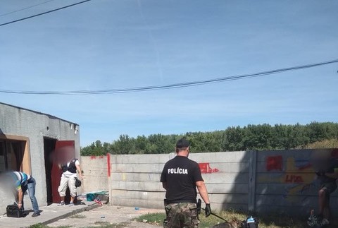 Polícia zasahuje v Seredi