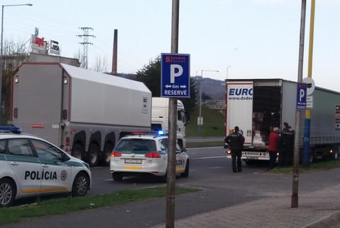 Policajti Zvolen kamión utečenci