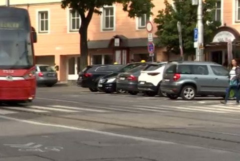 Magistrát Bratislavy vs. taxikári: Sťažujú sa, že prišli o parkovacie miesta. Využívajú tak miesta ŤZP