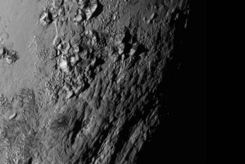 Zábery sondy ukazujú úsek planéty Pluto veľký asi 240 kilometrov