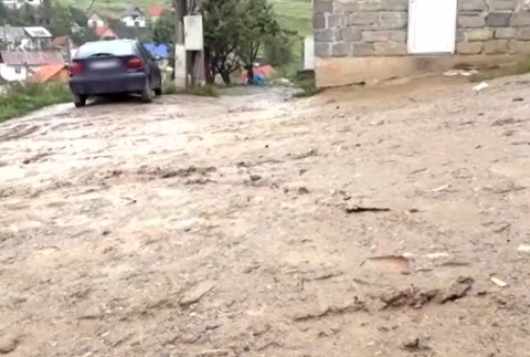 Dievčatko zrazilo cúvajúce auto.