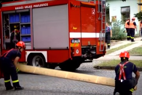 Hasiči a banskí záchranári už viac ako 40 hodín zachraňujú muža, ktorí spadol do studne