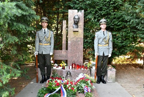 Peter Pellegrini kladie veniec na pomník A. Dubčeka 