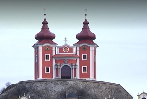 FOTO: Úchvatný pohľad pre návštevníkov Banskej Štiavnice. Unikátna kalvária žiari do diaľky
