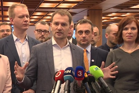 Šaty robia politika. Neformálne oblečenie vraj na voličov zaberá