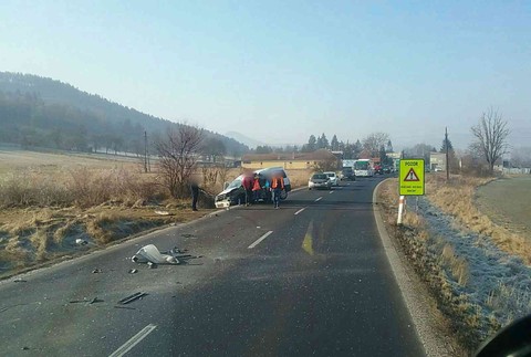 Po zrážke zostala jedna osoba zakliesnená v aute. Cestu museli uzavrieť