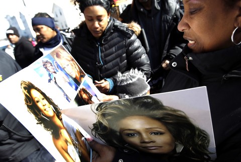 Whitney Houston speváčka fanúšikovia rozlúčka ľudia na ulici