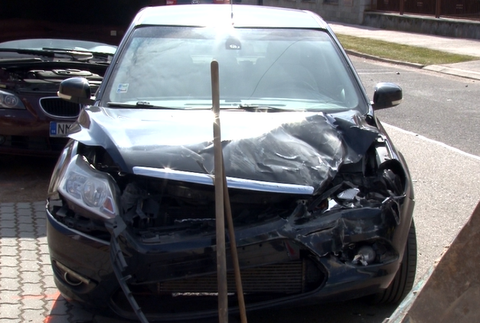 Muž z Považia zničil viaceré autá