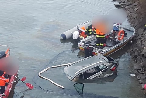 Tragická nehoda na Orave: Auto sa zrútilo z mosta rovno do priehrady