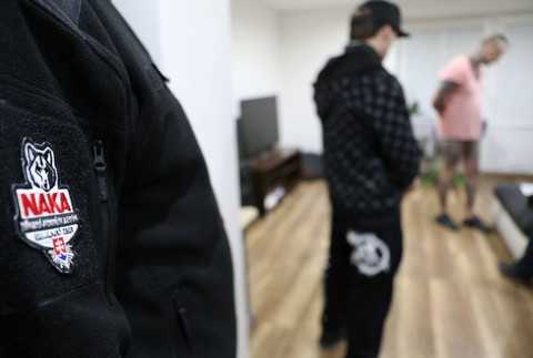 Vyšetrovateľ NAKA obvinil 15 osôb z extrémizmu. Vychvaľovali aj Adolfa Hitlera