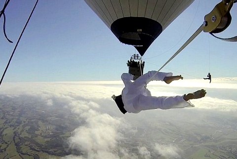 Povrazolezec Francúzsko balóny akrobati foto7
