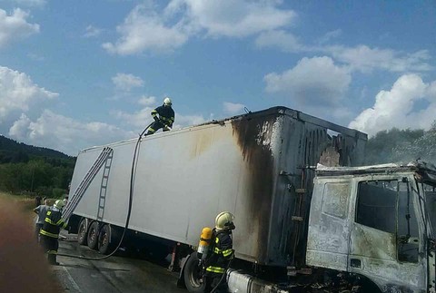 Kamión naložený odpadom začal horieť. Polícia cestu uzavrela
