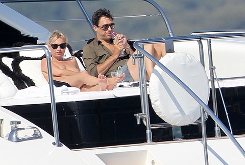 Kate Moss (37) sa bulváru nebojí, vytasila prsia!