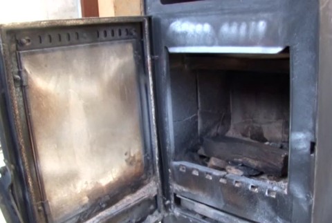 Matka, ktorá zachránila život synovi, bojuje o život. 