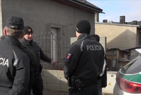Polícia nerieši len porušovanie zákona. Rodine, ktorej vyhorel dom, priniesli oblečenie