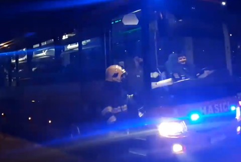 Štipľavý zápach zamoril bytovku. Hasiči evakuovali desiatky ľudí