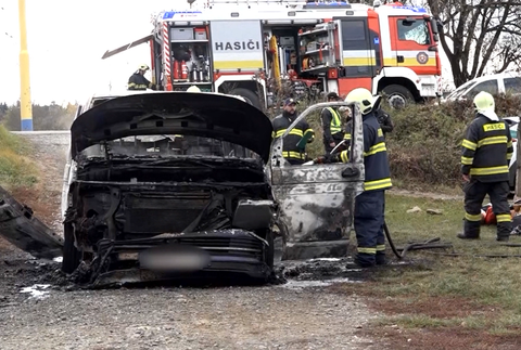 Vodičovi začalo horieť cestou zo servisu auto. Zostali iba obhorené plechy