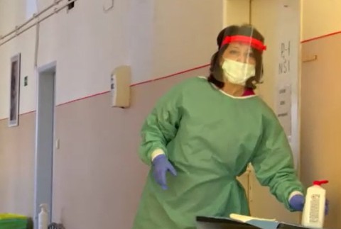 Pôrod troch matiek nakazených koronavírusom. 