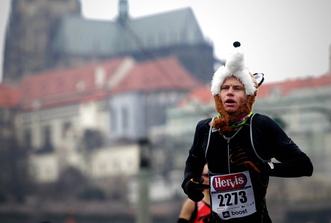 Praha maratón bežci ľudia