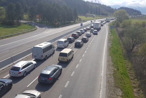 Presun Slovákov po sviatkoch. Na cestách sa tvoria kolóny