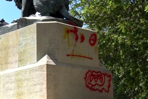 [multi] Najprv chceli ukradnúť leva a teraz niekto poškodil podstavec národnej pamiatky 4348