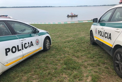 Tragédia na Zemplínskej Šírave: Dvaja mladíci z posádky člnu sa už nevynorili