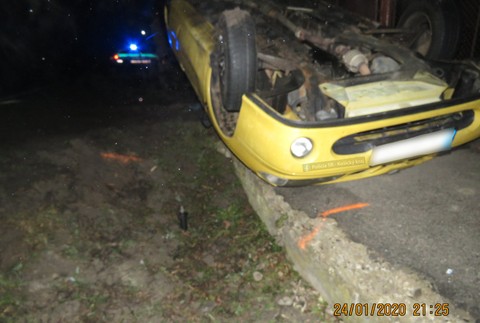 Pri nehode auto skončilo na streche v priekope. K zrážke ale nedošlo