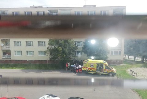 Rozruch na zvolenskom sídlisku. Muž spadol z okna zo štvrtého poschodia