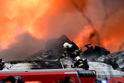 Obrovský požiar zachvátil šrotovisko. Vidieť ho bolo na desiatky kilometrov ďaleko