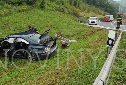 Muž nezvládol jazdu a na ceste na R2 dostal šmyk. Z miesta ušiel, v aute nechal svojich kamarátov