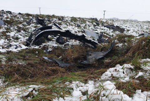 Pri čelnej zrážke sa zranili traja ľudia. Záchranári jedného oživujú v sanitke