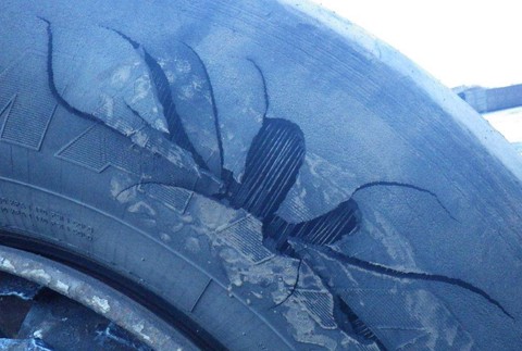 Pracovníka takmer zabila prasknutá pneumatika. Tlak ho odhodil na zem