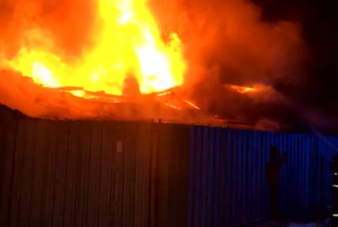 V hospodárskom areáli vypukol požiar. Hasiči bojovali s plameňmi hodiny