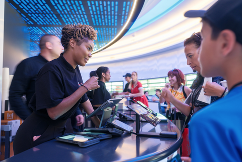 Zákazníci Tesla Diner