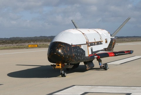 Raketoplán s tajuplným označením X-37B, na dráhe