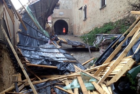 Krásna Hôrka hrad spadnutá provizórna drevená strecha