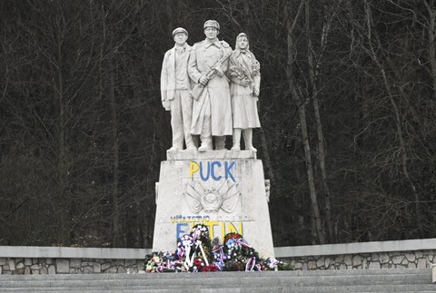 Poškodený pamätník na Dargove 4